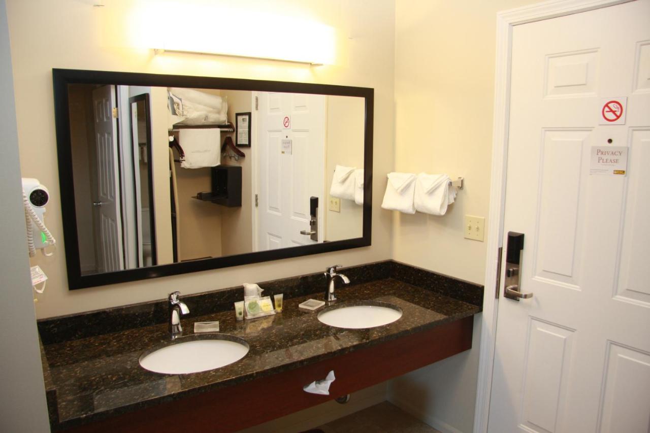 Budget Host Inn & Suites — photo 12