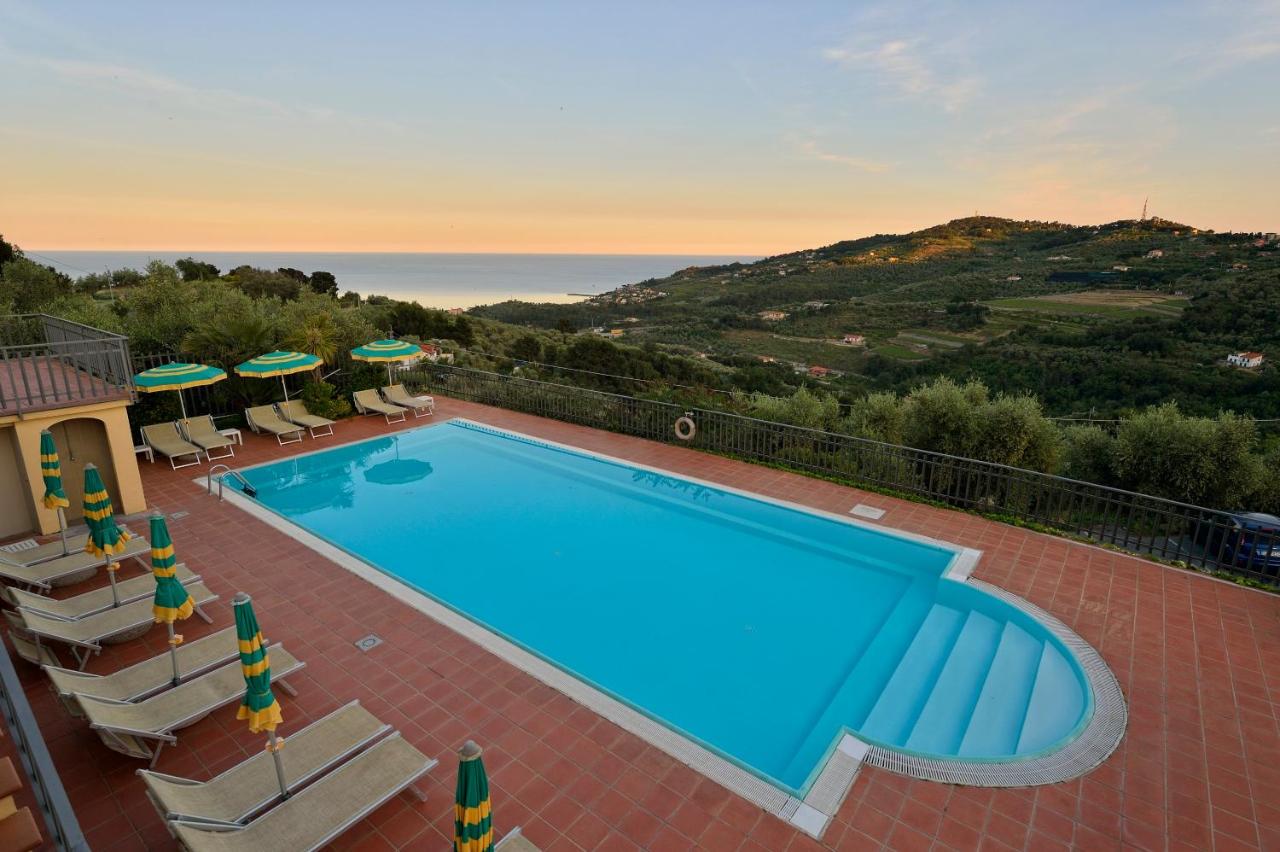 Heated swimming pool: Hotel Liliana Diano Marina