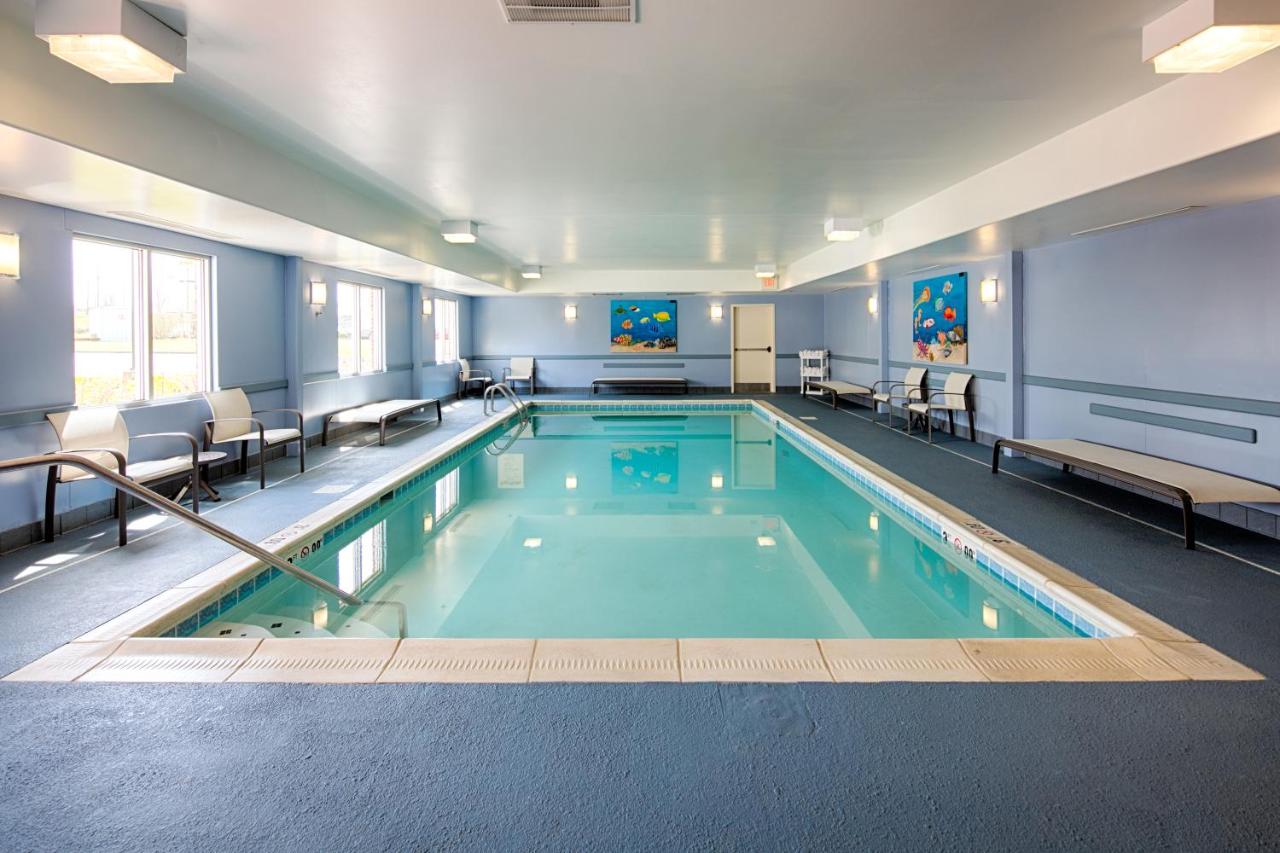 Heated swimming pool: Country Inn & Suites by Radisson, Elizabethtown, KY