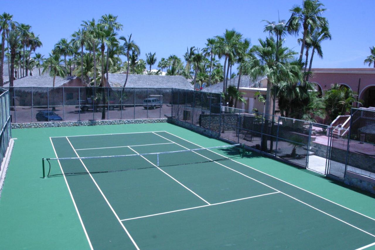 Tennis court: Hotel Palmas De Cortez