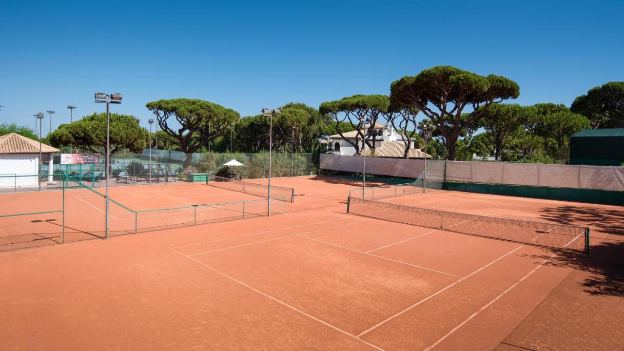 Tennis court: Pine Cliffs Gardens