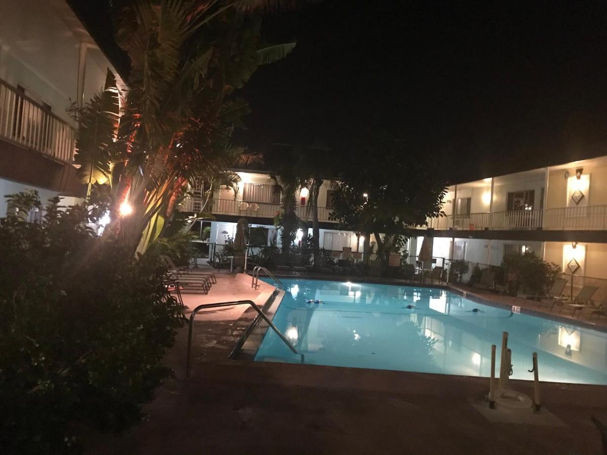 Heated swimming pool: Island House Resort Hotel
