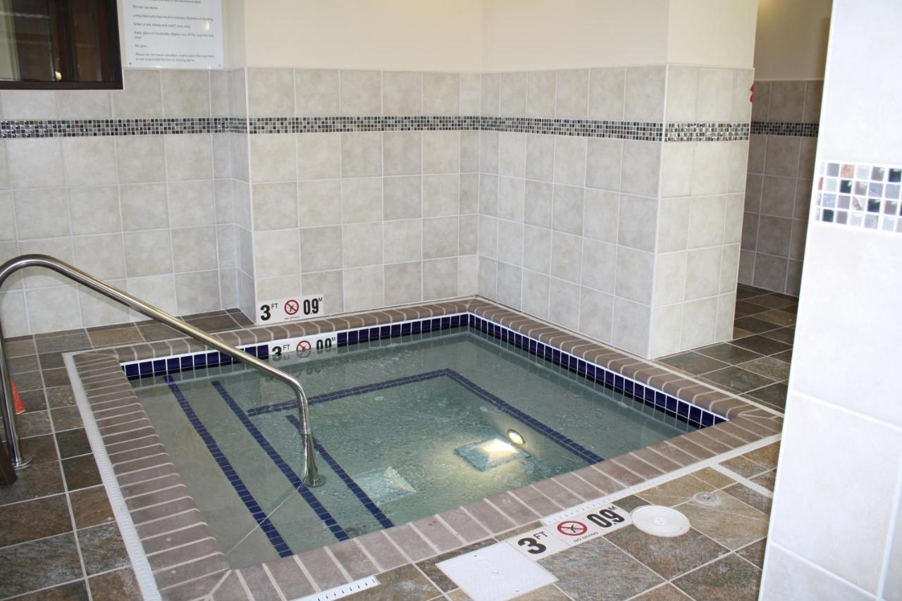 Heated swimming pool: Holiday Inn Express & Suites Sioux Falls Southwest, an IHG Hotel