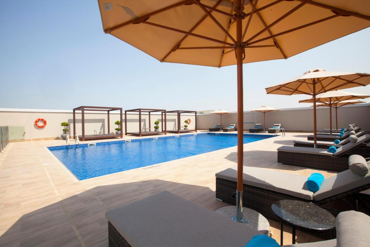 Rooftop swimming pool: Flora Inn Hotel Dubai Airport