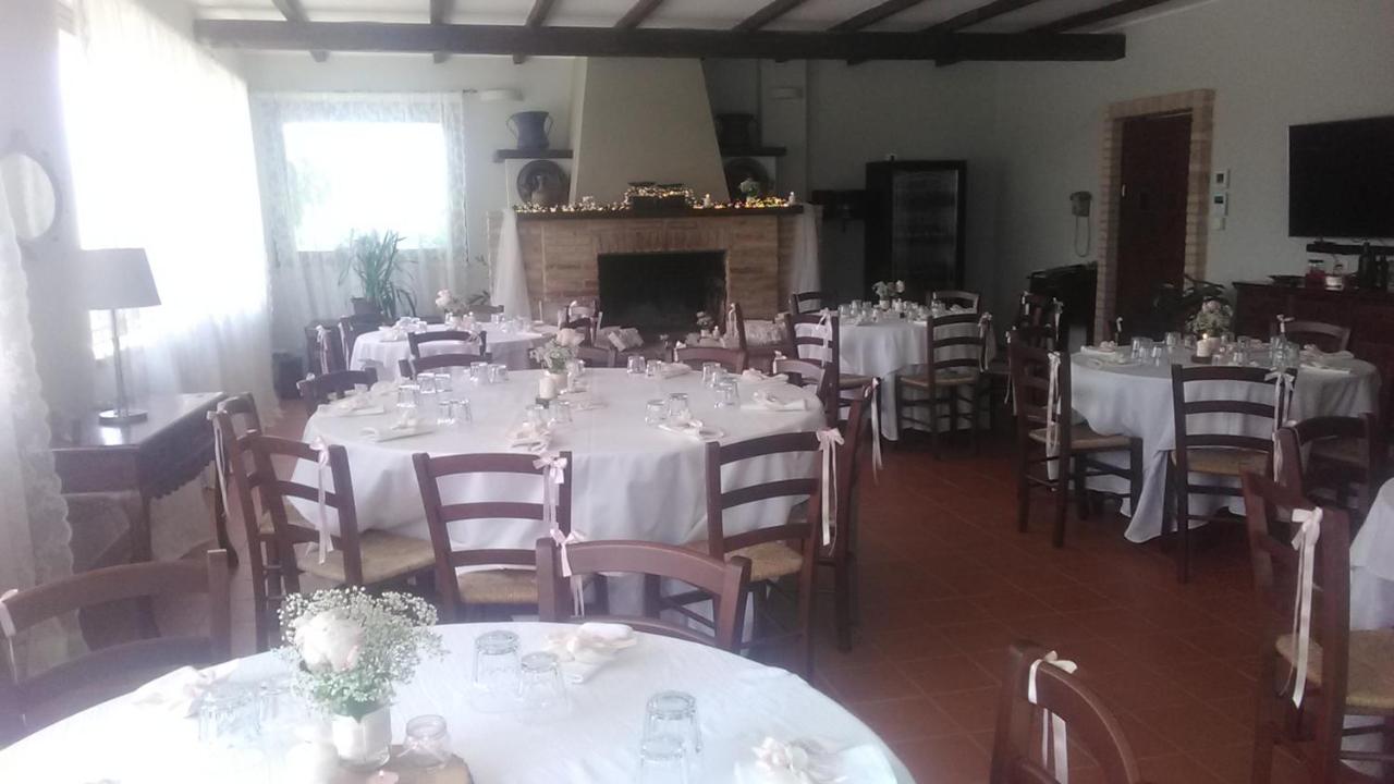 Sala ristorante con camino dell'Agriturismo Piccolo Albero
