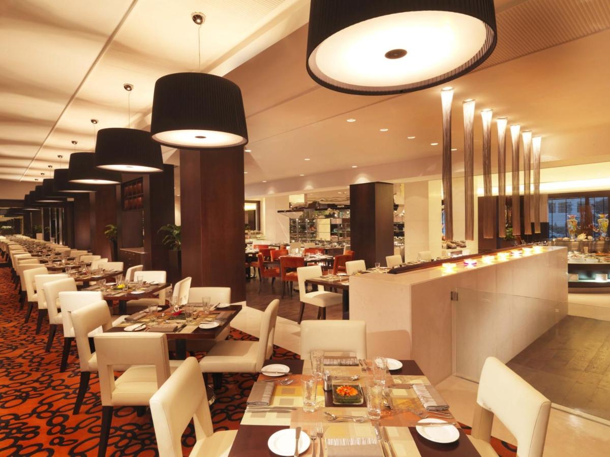 Mövenpick Grand Al Bustan photo
