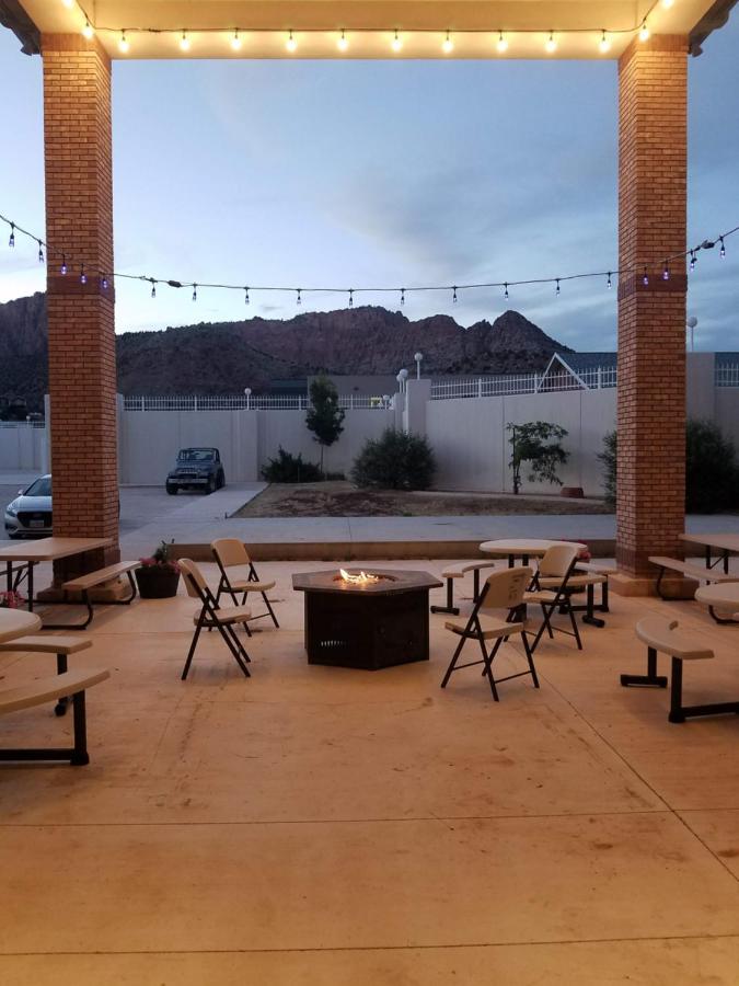 Zions Most Wanted Hotel — photo 16