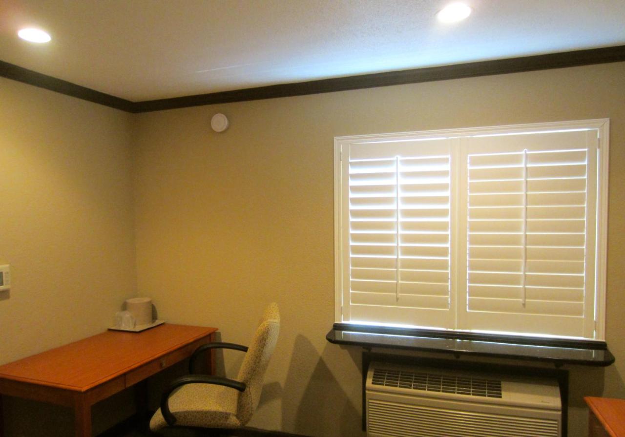 Deluxe Inn — photo 11