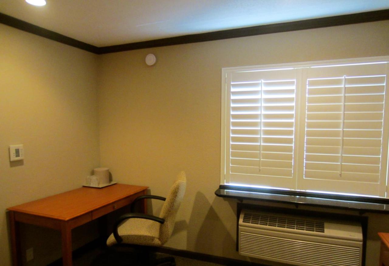 Deluxe Inn — photo 12