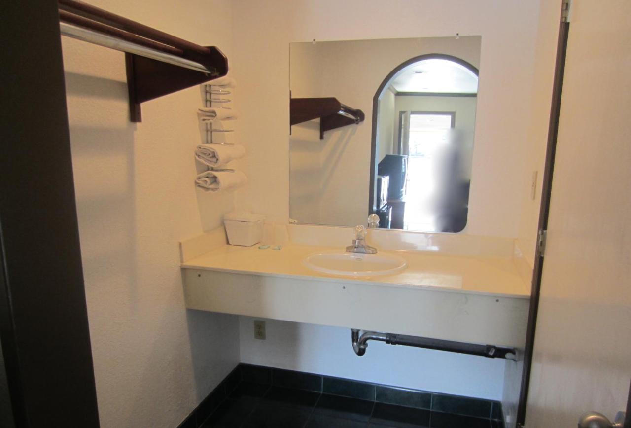 Deluxe Inn — photo 15