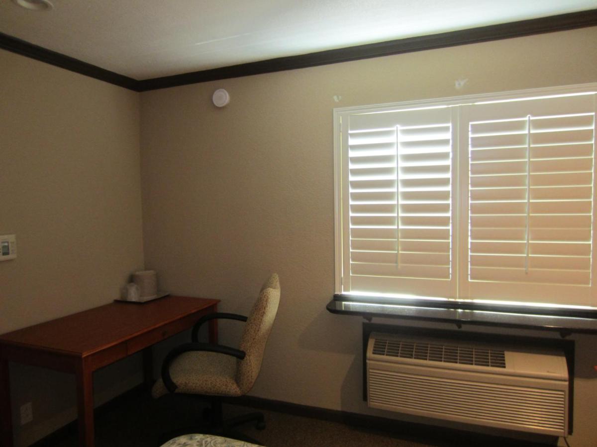 Deluxe Inn — photo 16