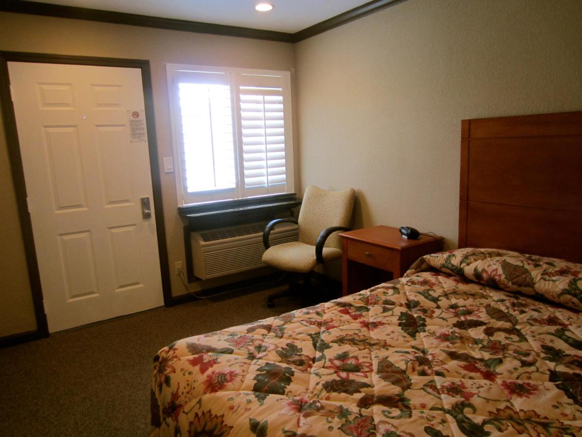 Deluxe Inn — photo 21