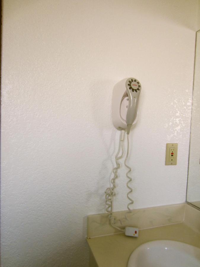 Deluxe Inn — photo 22