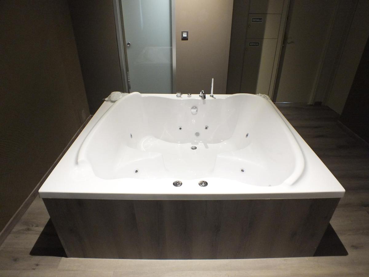 Motel Los Abedules - Bañera de hidromasaje en Oviedo