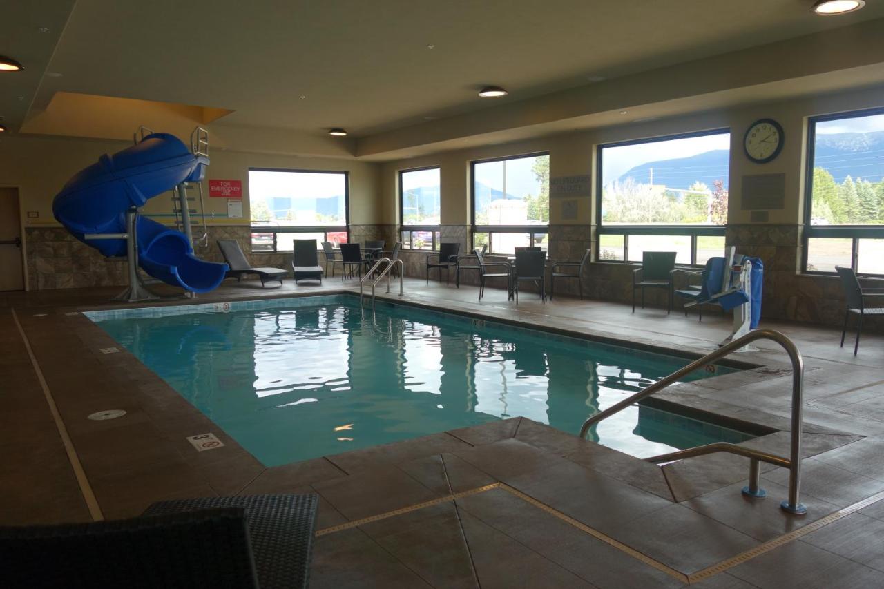 Heated swimming pool: Country Inn & Suites by Radisson, Kalispell, MT - Glacier Lodge