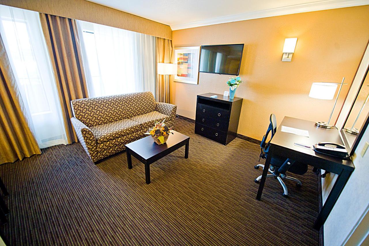 Hotel d’Lins Ontario Airport — photo 19