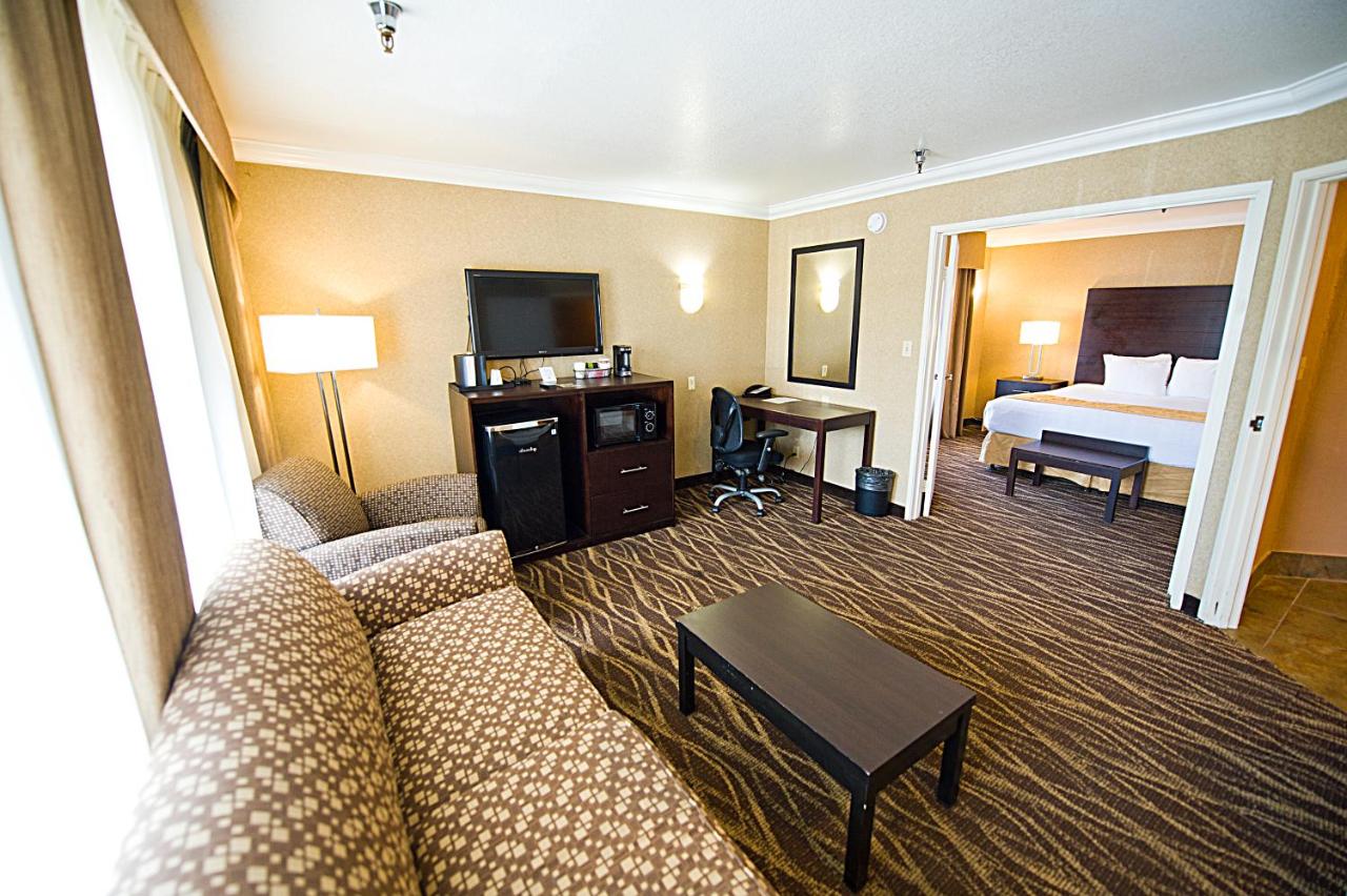 Hotel d’Lins Ontario Airport — photo 12