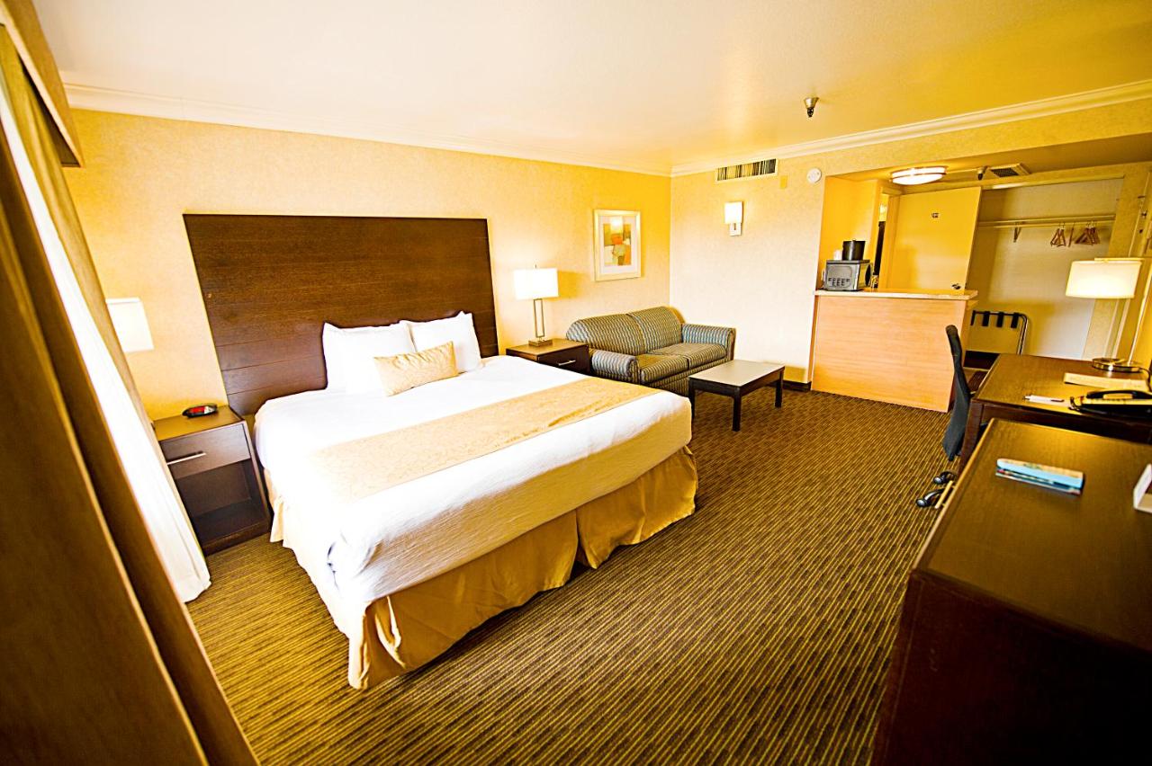 Hotel d’Lins Ontario Airport — photo 15