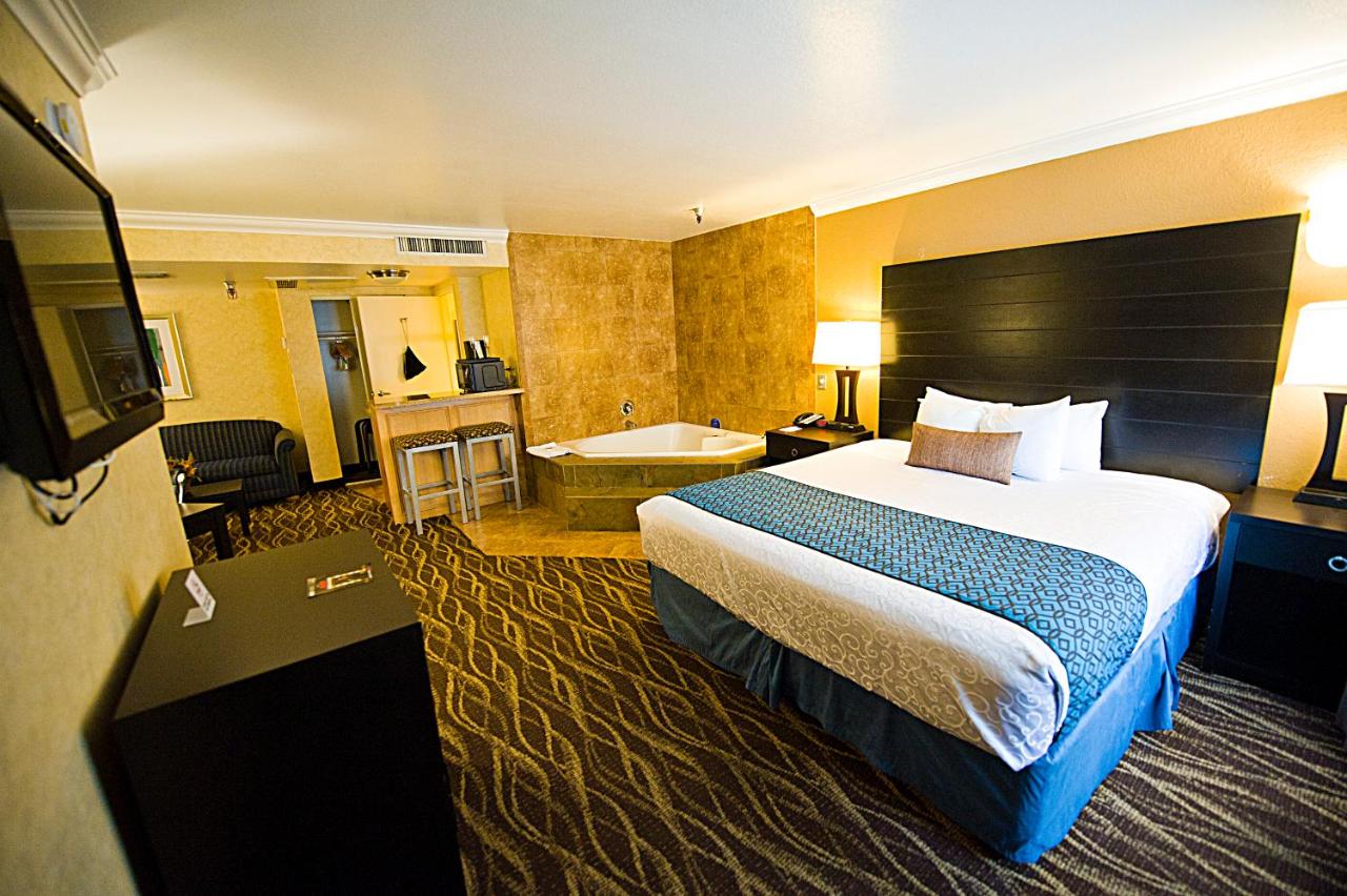 Hotel d’Lins Ontario Airport — photo 11