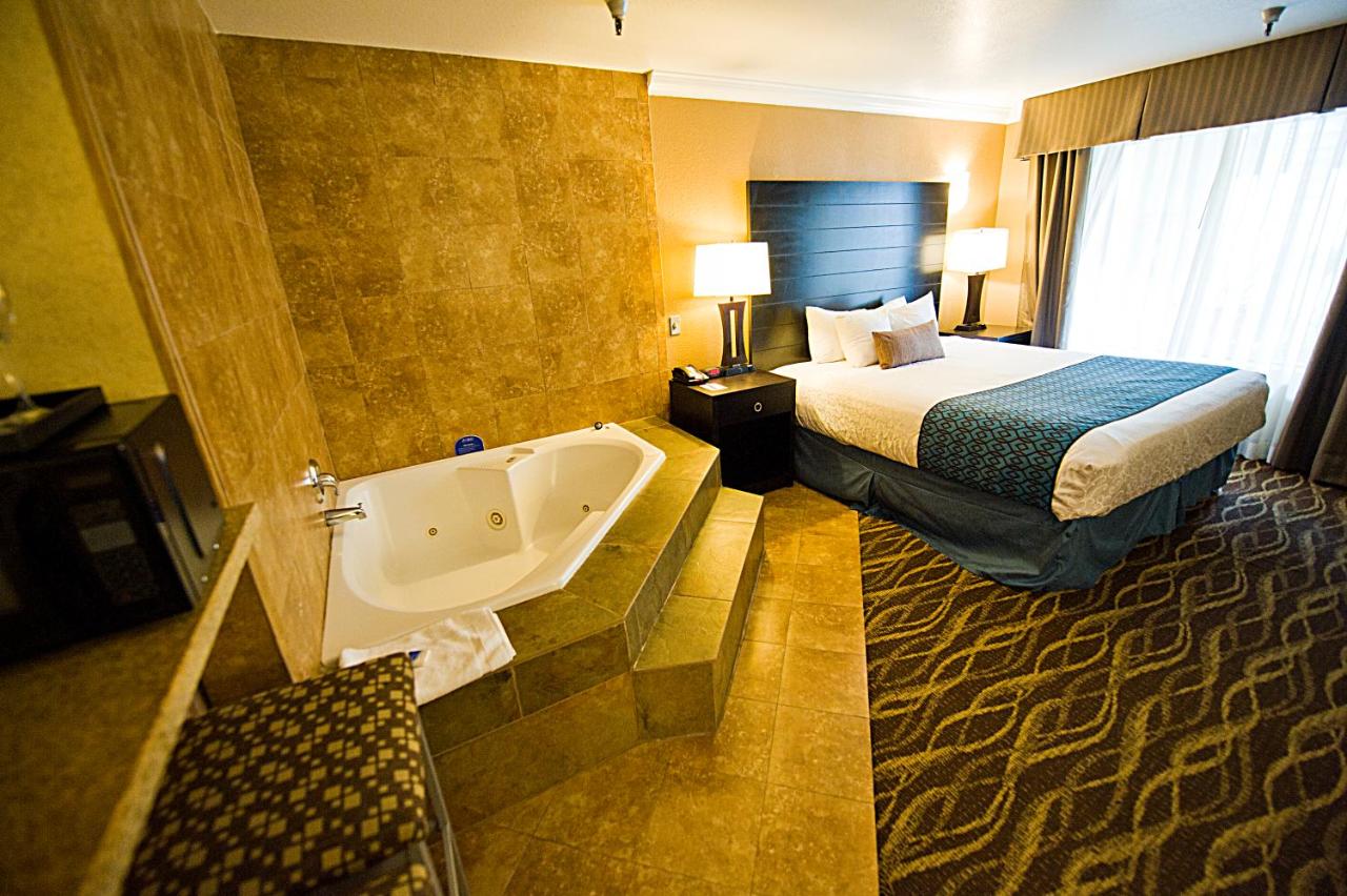 Hotel d’Lins Ontario Airport — photo 10