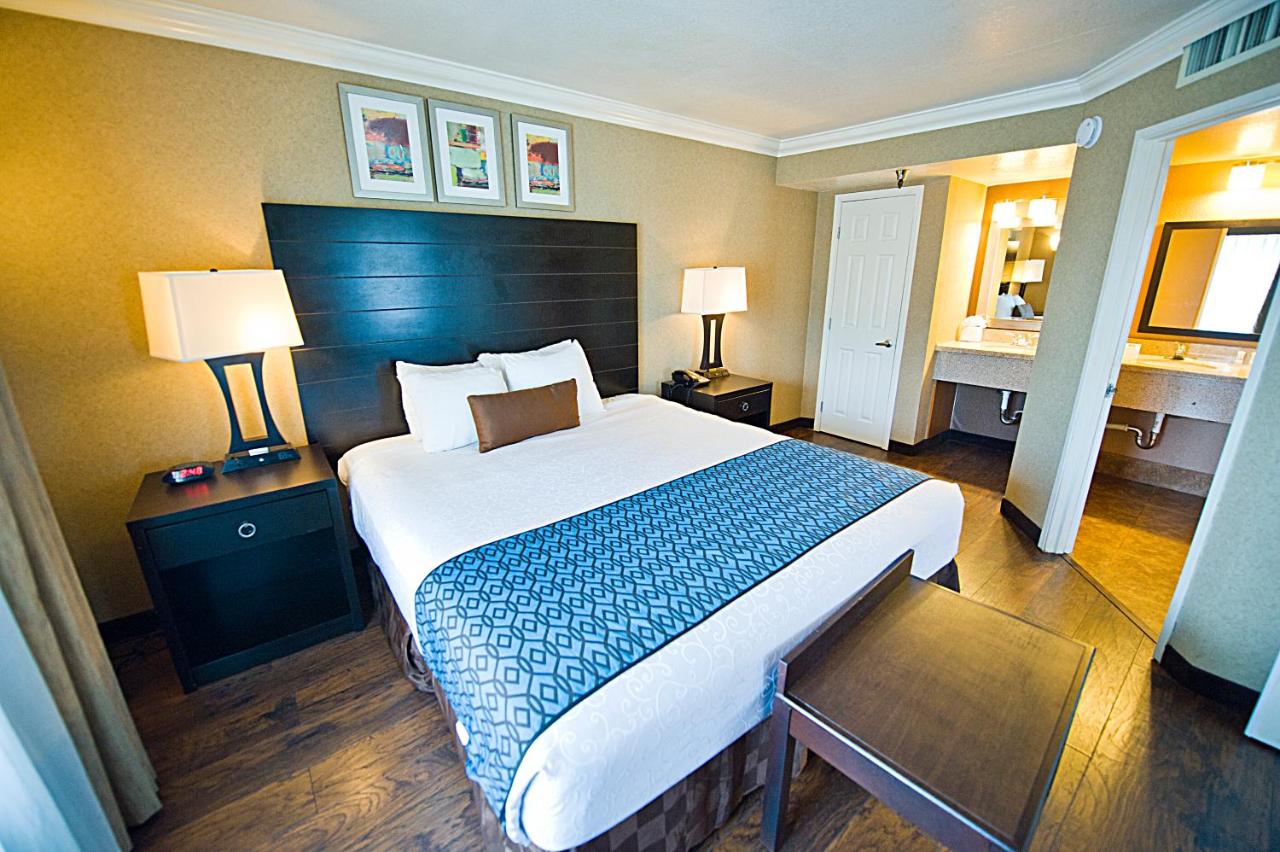 Hotel d’Lins Ontario Airport — photo 9
