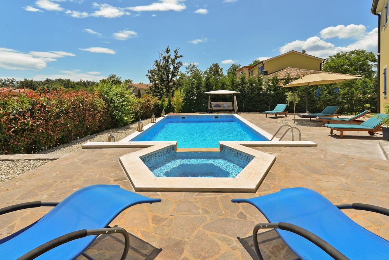 Villa 1519 photo