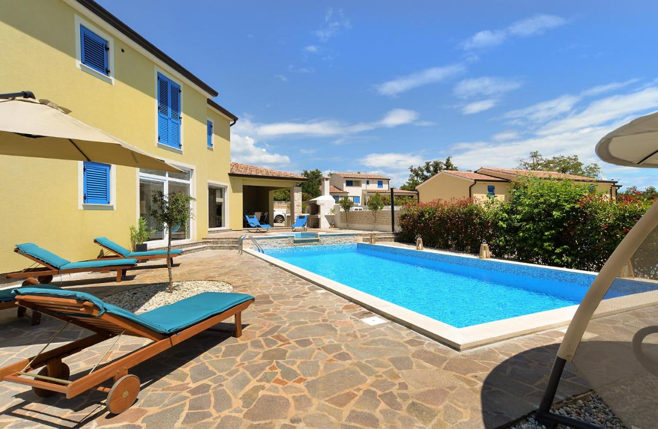 Villa 1519 photo