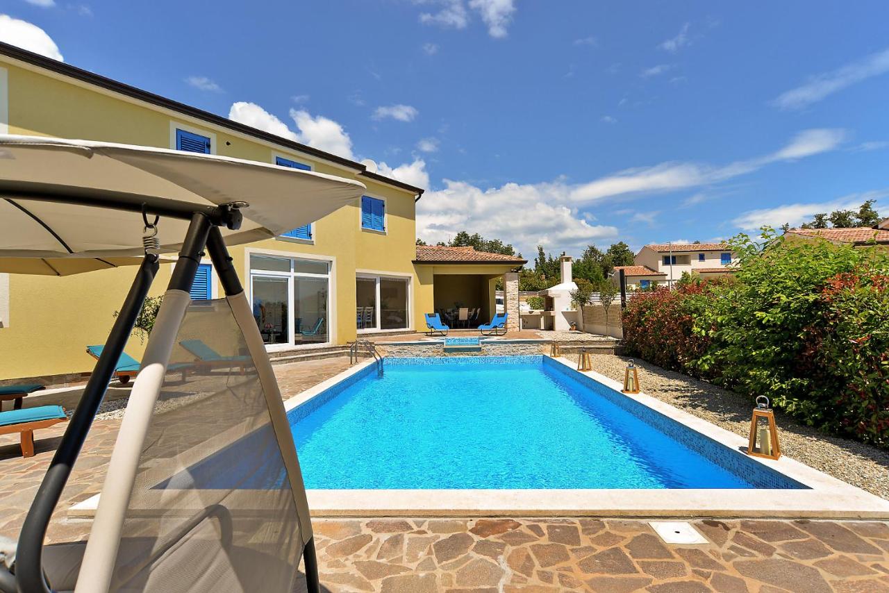 Villa 1519 photo