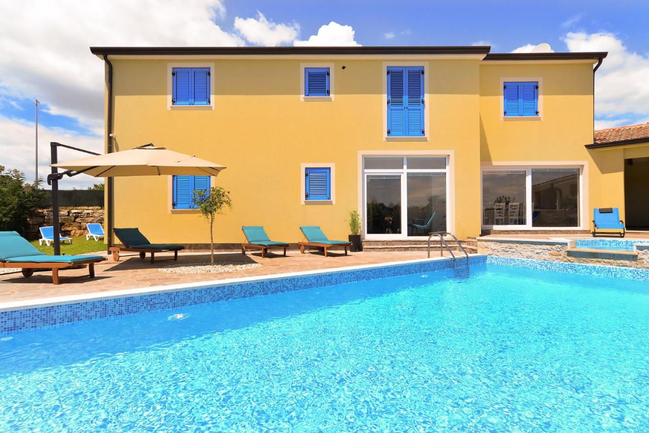 Villa 1519 photo