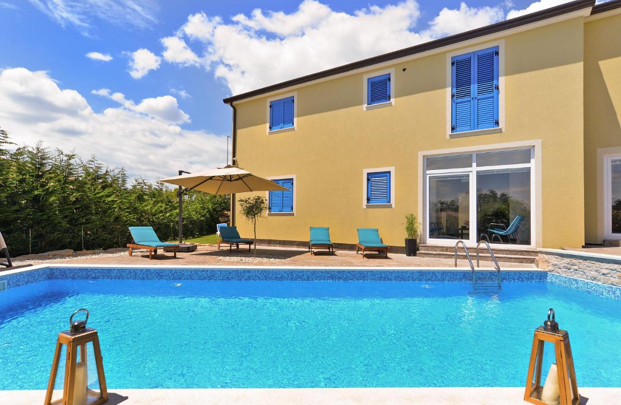 Villa 1519 photo