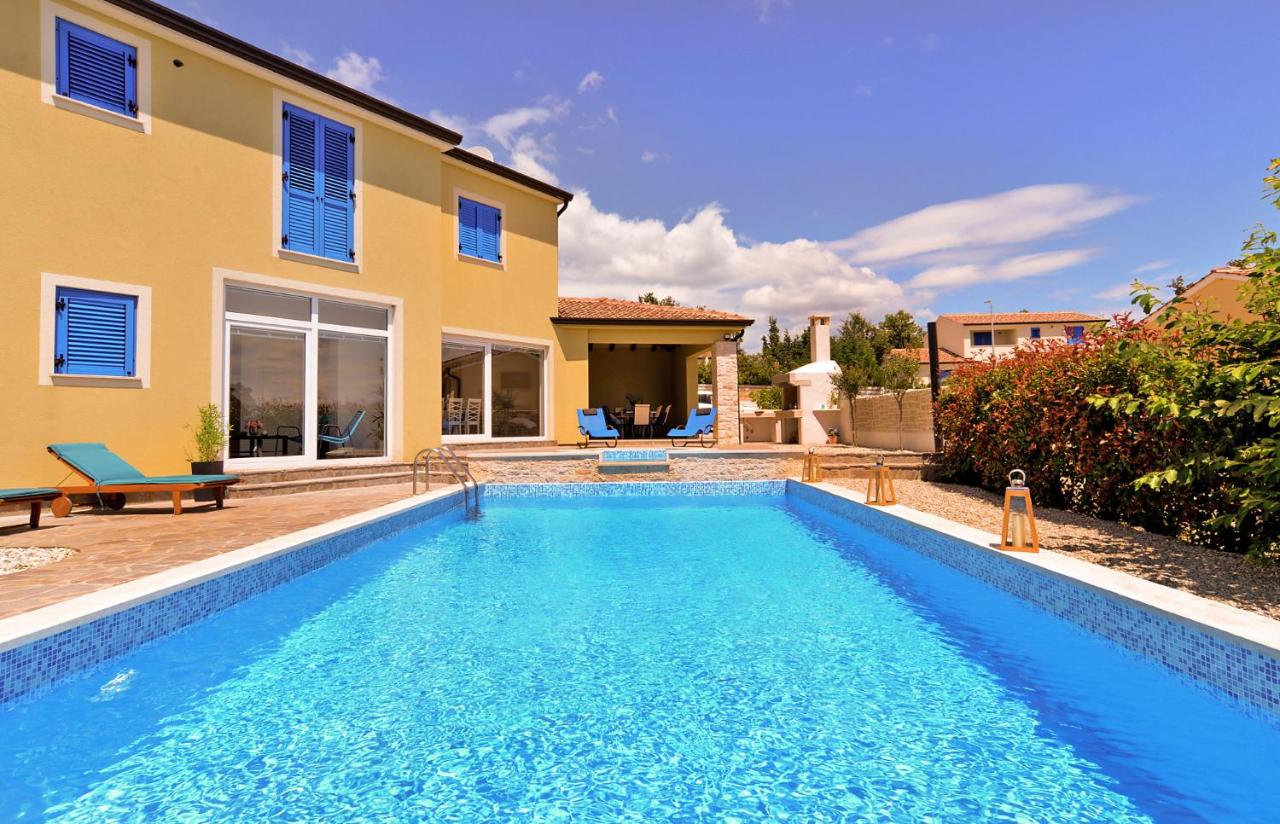 Villa 1519 photo