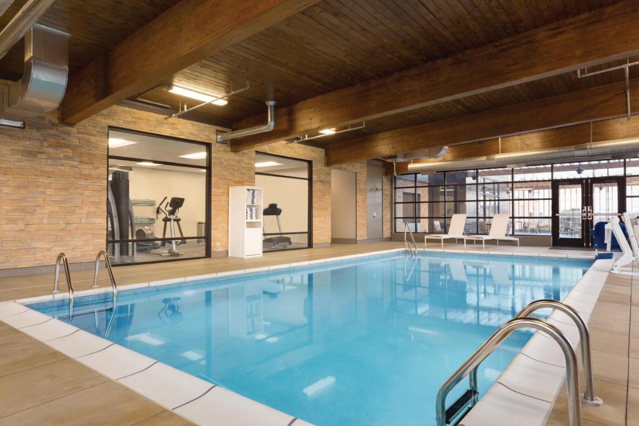 Heated swimming pool: Country Inn & Suites by Radisson, Lawrence, KS