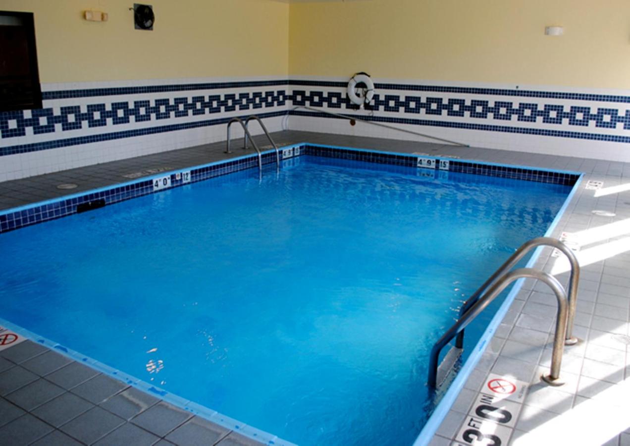 Heated swimming pool: Geneva Motel Inn