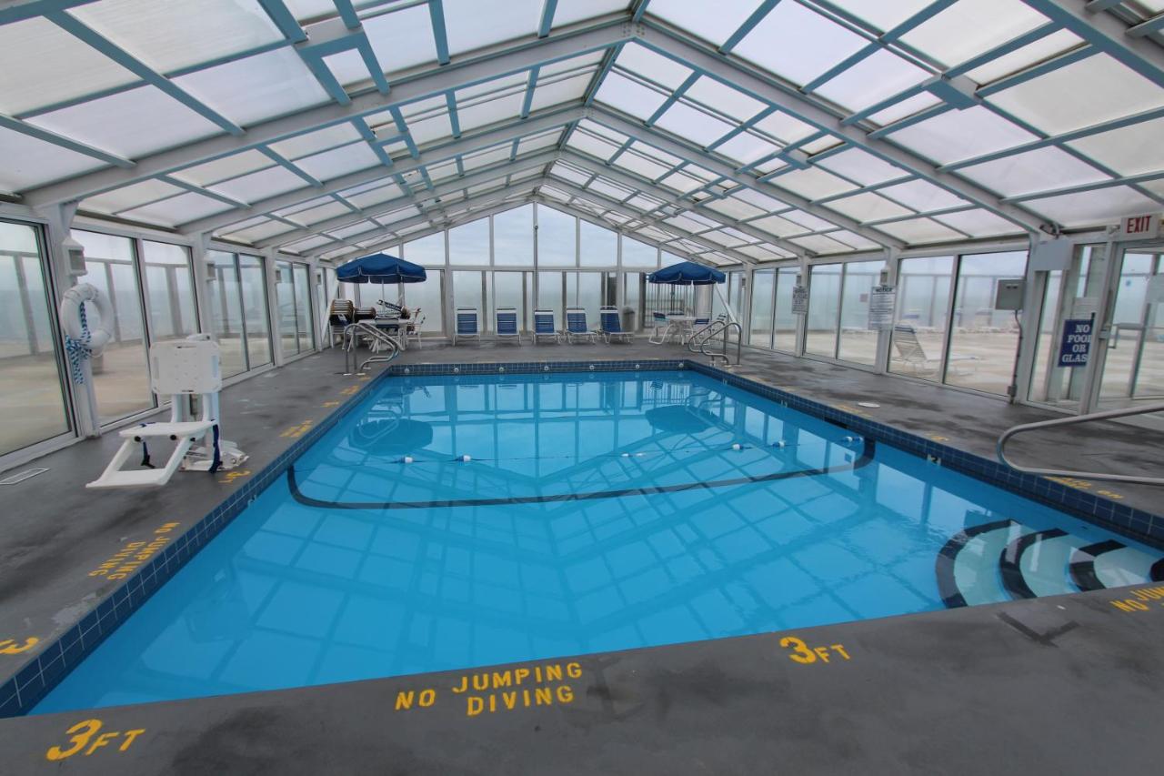 Heated swimming pool: Ocean Club on Smuggler's Beach