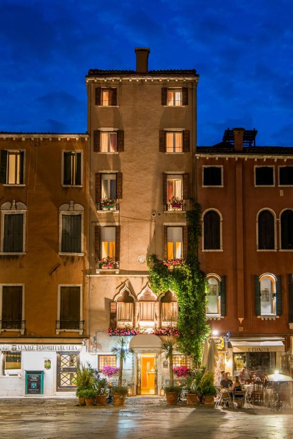 Hotel Santo Stefano in Venice - Adéntrese en la historia en el corazón de la plaza más elegante de Venecia.