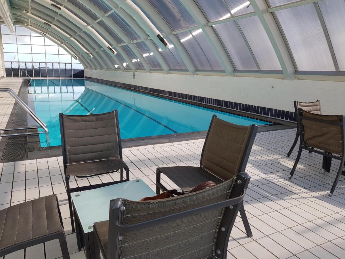 Rooftop swimming pool: Darling Harbour 2 Bedroom Apartment