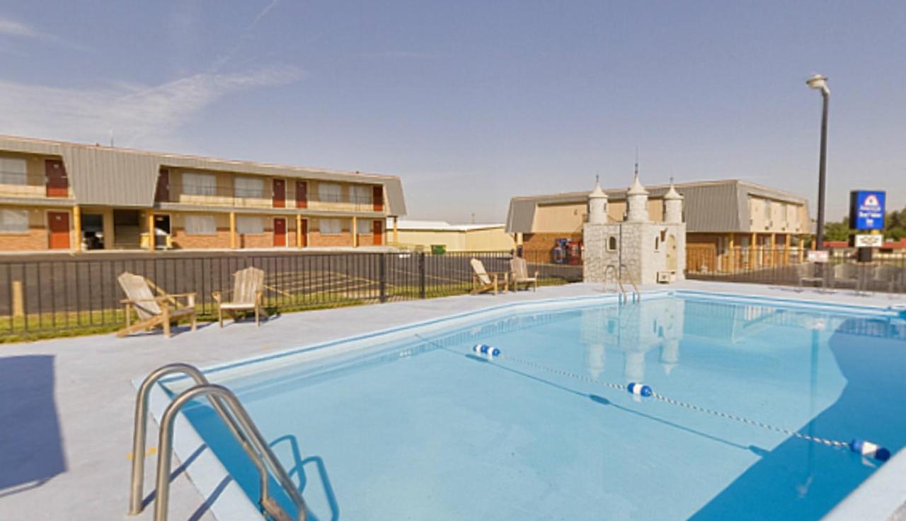 Heated swimming pool: Americas Best Value Inn Wall