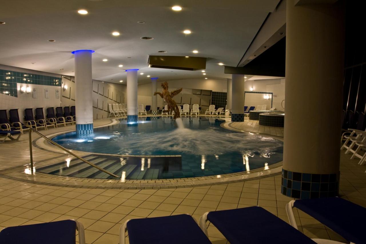 Heated swimming pool: Hotel Zagreb - Health & Beauty