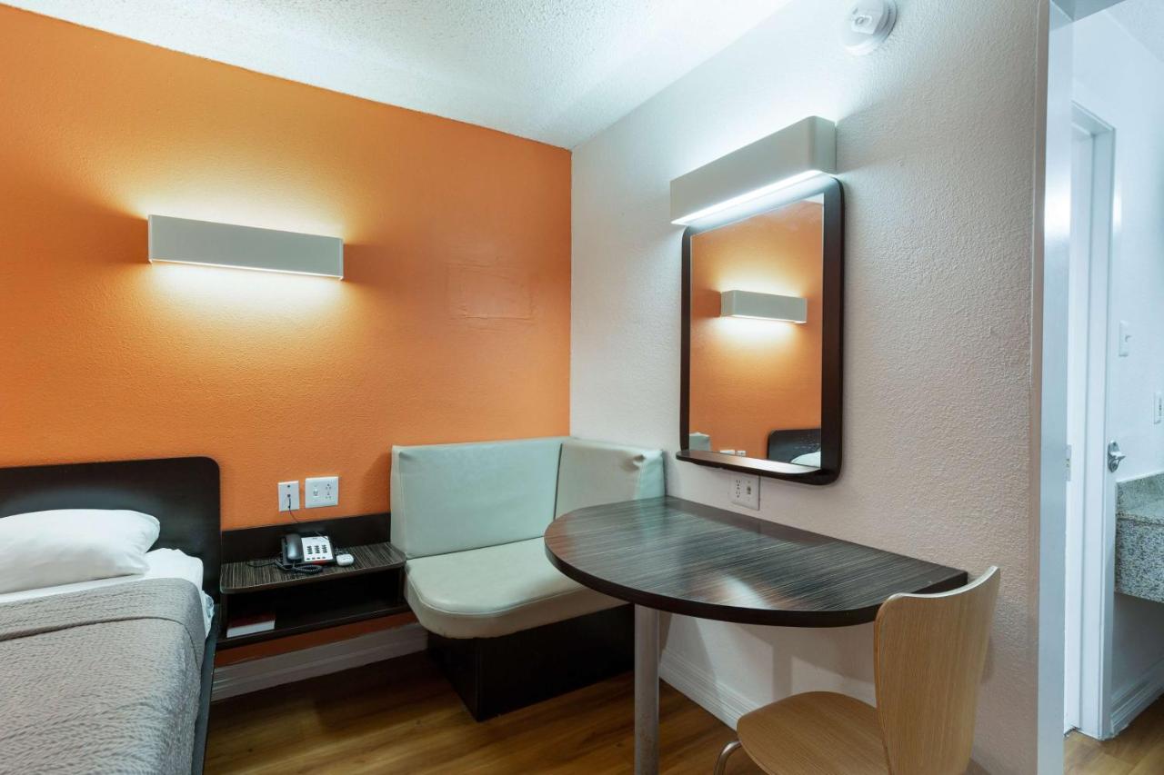 Motel 6-Houston, TX — photo 12