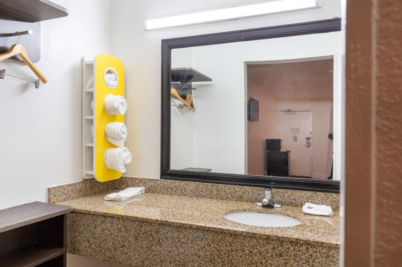Motel 6-Houston, TX — photo 20