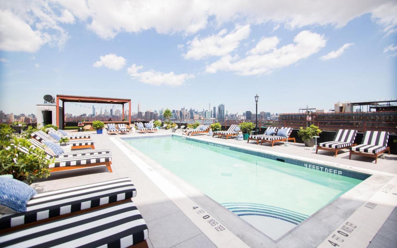 Rooftop swimming pool: The Williamsburg Hotel