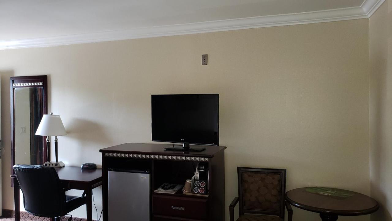 Oak Tree Inn — photo 13