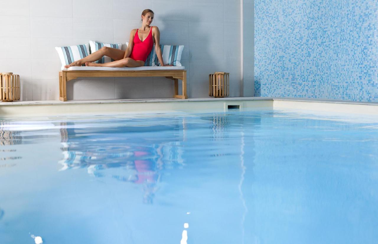 Heated swimming pool: Jardins de Mademoiselle Hôtel & Spa