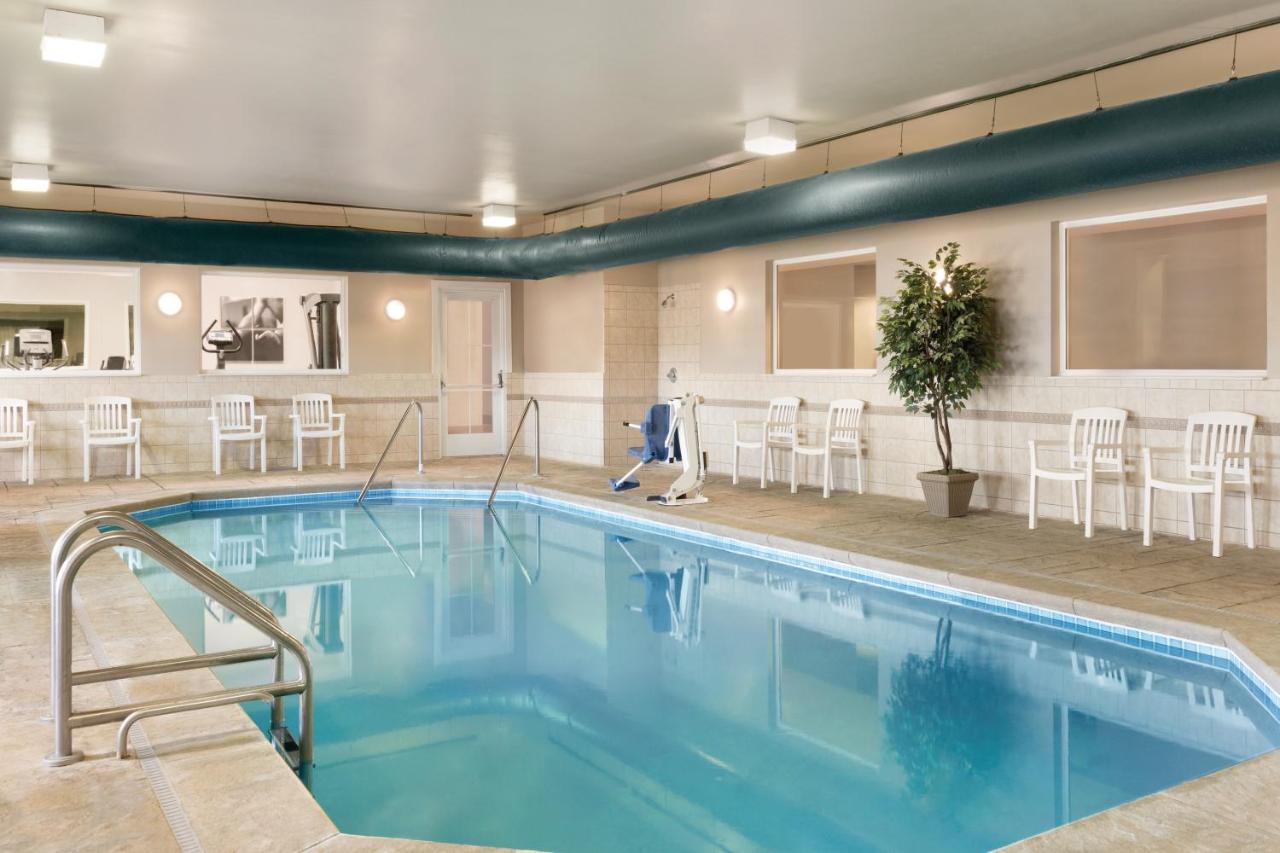 Heated swimming pool: Country Inn & Suites by Radisson, Indianapolis Airport South, IN