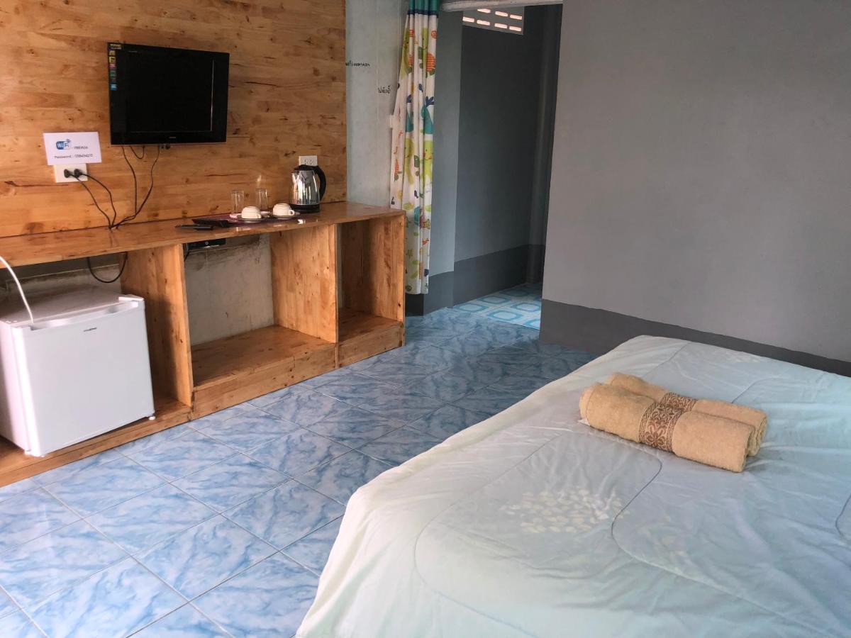 ปูเปรี้ยวเกาะล้าน (Poopreaw Koh Larn)