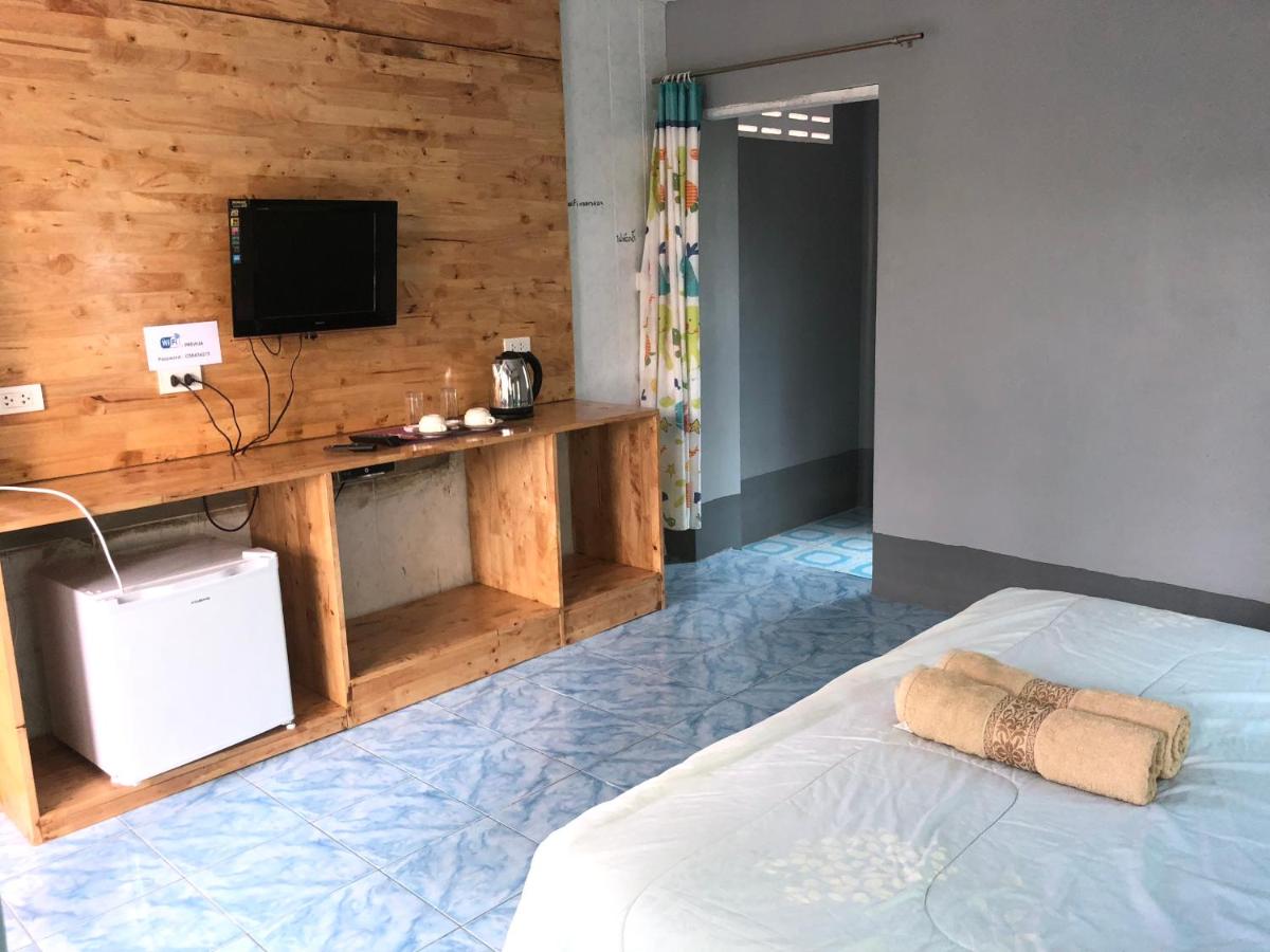 ปูเปรี้ยวเกาะล้าน (Poopreaw Koh Larn)