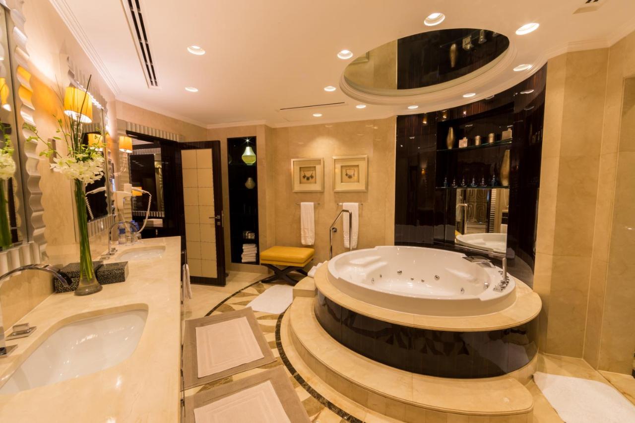 Mövenpick Grand Al Bustan photo