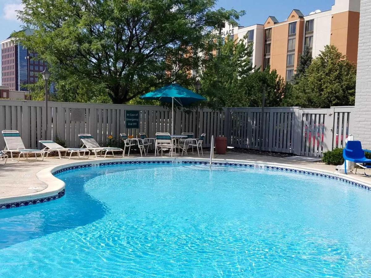 Heated swimming pool: Country Inn & Suites by Radisson, Chicago-Hoffman