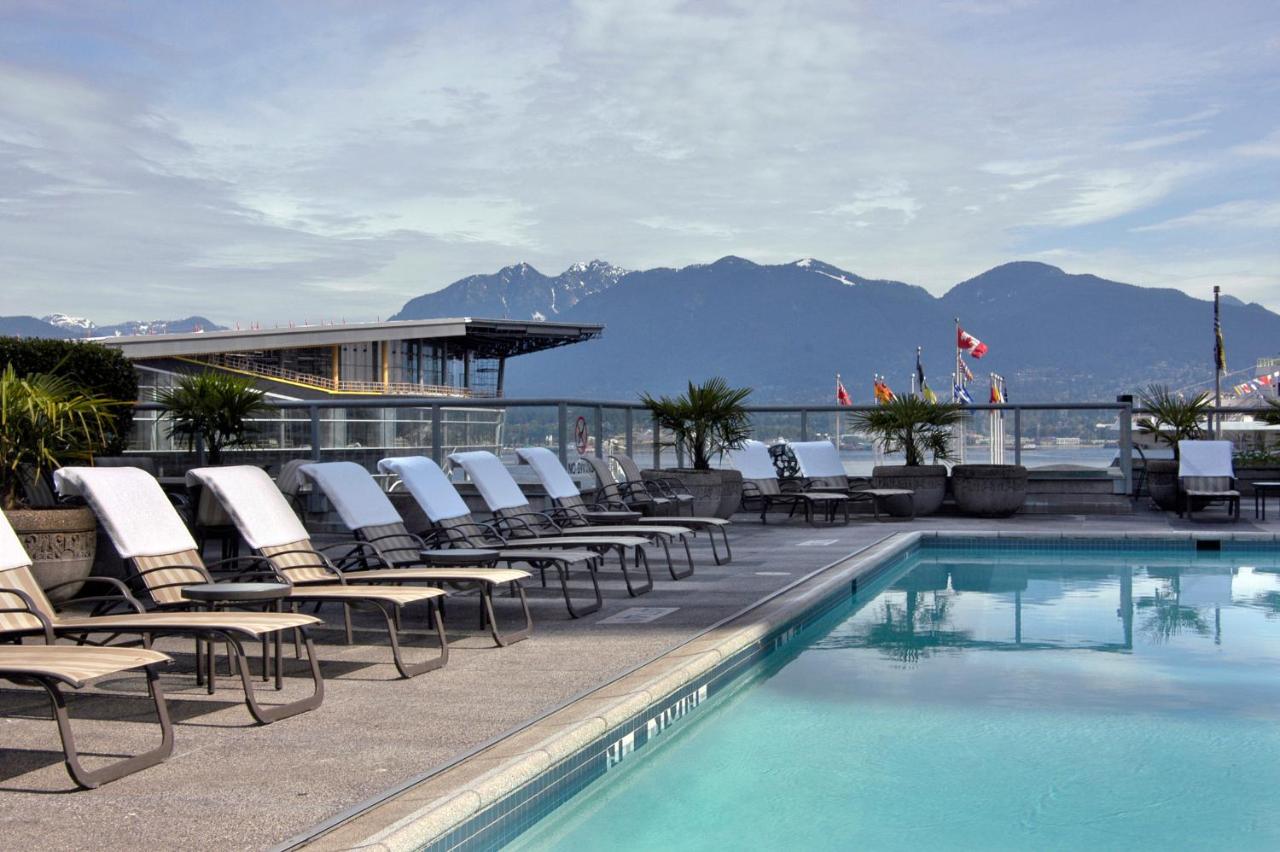 Rooftop swimming pool: Fairmont Waterfront
