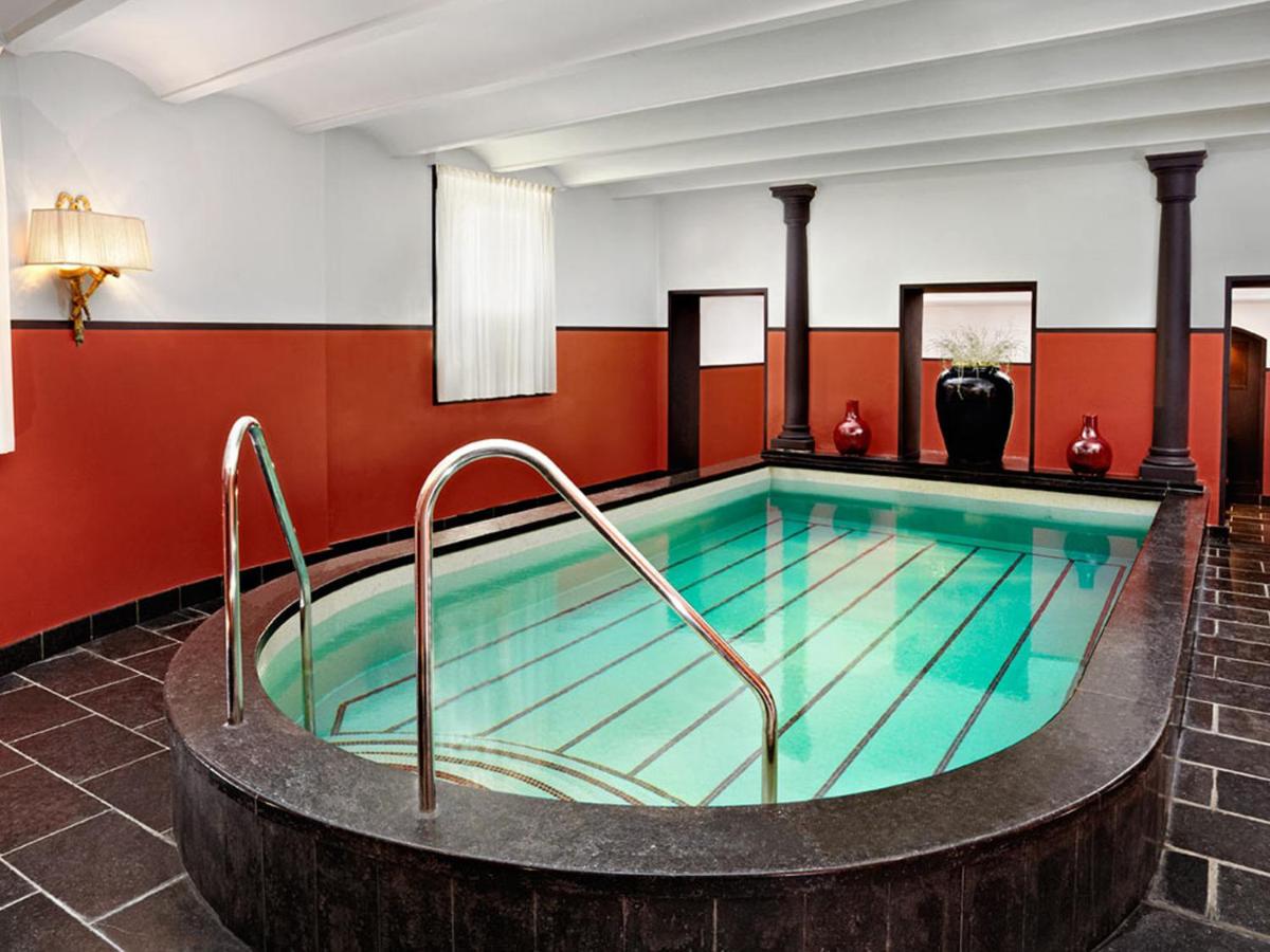 Heated swimming pool: Hotel Des Indes The Hague